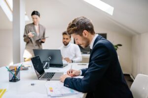 Generația Z spune „nu” funcțiilor de conducere. Tot mai puțini tineri vor să devină manageri și șefi