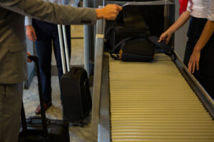 Haos pe aeroporturile europene din cauza noului sistem de intrare/ieșire  Companiile aviatice înregistrează întârzieri de cinci ore