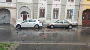 Horn prăbușit în centrul Sibiului. Trei mașini au fost avariate