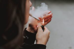 Țigările revin în modă: Fenomenul ar fi legat de revenirea esteticii inspirate din anii ’90 și începutul anilor 2000 / Datele statistice arată însă o realitate diferită