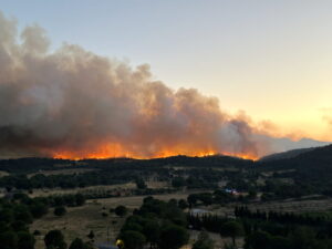 Incendiu major de vegetație în Munții Pirinei. Flăcările ar putea afecta desfășurarea Turului Franței / Etapa de luni din Turul Franței va fi „adaptată” și „fără spectatori”