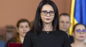 Judecătoarea Ionela Tudor, devenită celebră pentru propoziţia „m-a sunat Lia”, se reîntoarce în magistratură