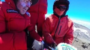 La 90 de ani, un fost medic a urcat pe Kilimanjaro chiar de ziua lui: „Vreau să fiu în formă perfectă până mor”