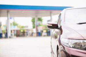 La această benzinărie plătești 372 de euro dacă nu alimentezi