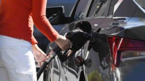 Legea motorinei, cu acciză dinamică, votată în Senat. Cu cât scade prețul la pompă