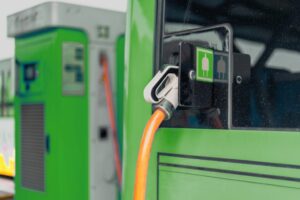 Microbuzele electrice cumpărate în Bacău stau în garaj / Primar: „Așteptăm deblocarea posturilor pentru șoferi”