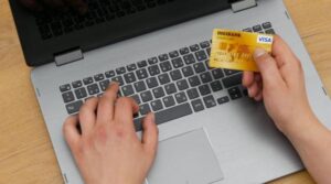 Moment critic pentru e-commerce: Românii pun pauză cumpărăturilor online