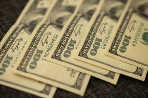 Numărul de milionari din România a crescut în ultimii 5 ani cu 93%, ajungând la 749 de persoane cu averi de peste 30 mil. dolari. În următorii 5 ani, numărul de milionari va creşte cu 50%, depăşind 1.120 de persoane. Cum arată tabloul bogăţiei globale în 2026. Cine are cele mai mari rate de creştere ale numărului de miliardari?