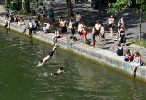 O localitate din Italia va aplica amenzi de până la 200 de euro turiștilor cu pieptul gol sau în costum de baie