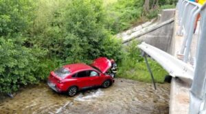 O mașină a plonjat în râu la Petroșani. Victimele, o mamă și fiica ei minoră transportate de urgență la spital