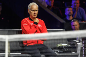 O rachetă de tenis distrusă de John McEnroe, scoasă la licitație. Câți bani vor plăti colecționarii