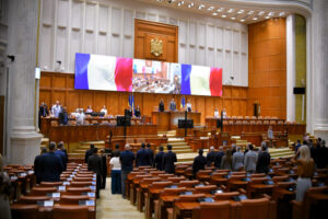 Parlamentarii, chemați din vacanță pentru PNRR și SAFE. Primul aviz pentru păstrarea TVA de 9% la locuințe până la 1 octombrie. Update: Undă verde pentru reducerea accizei la carburanți și deblocarea posturilor din sănătate. Noi reguli propuse pentru demnitari