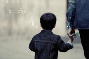 Pentru călătoria în străinătate minorii trebuie să deţină un document de călătorie  paşaport sau un act de identitate, precizează Poliţia de Frontieră