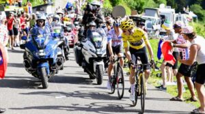Pericol extrem în Turul Franței: Cicliștii, obligați să concureze pe temperaturi de 44 de grade