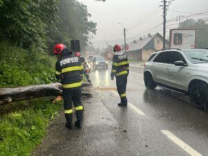 Peste 29 de localități din 16 județe, afectate de ploi și inundații. Intervenții ale autorităților