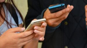 „Phone anxiety”: 90% din Generația Z se teme de telefon, deși stă lipit de el. „Scrie-mi, nu suna”