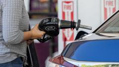 Prețul petrolului a atins 100 $ pentru prima dată din mai