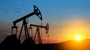 Prețul petrolului scade ușor după ce OPEC+ a decis ca în august să majoreze producția de petrol
