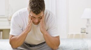 Problemele financiare persistente pot accelera îmbătrânirea creierului