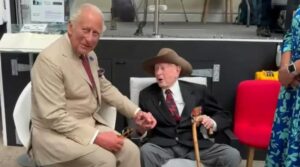 Regele Charles, la 77 de ani, discuție haioasă cu un veteran de 104 ani: Tot cad bucăți din mine