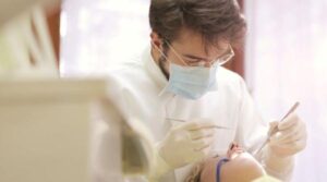 România are mai mulți stomatologi decât Germania și Franța, dar suntem printre ultimii la consultații