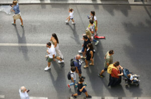 România se confruntă cu un declin demografic accentuat. Populația ar urma să scadă la 15,6 milioane de locuitori în 2080