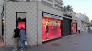 Scandal la Cannes: o celebră influenceriță din România, condamnată după ce a furat o brățară Louis Vuitton de 36.500 de euro. A fost prinsă purtând bijuteria