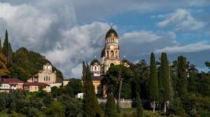 Scandal uriaș la Muntele Athos: Românii, ținta unei rețele ilegale de „turism religios”. Mită, mașini închiriate de călugări și suveniruri „made in China”