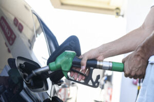 Senatul a adoptat redeclararea stării de criză pe piața carburanților și aplicarea unei accize dinamice. Cu cât ar putea scădea prețurile la pompă