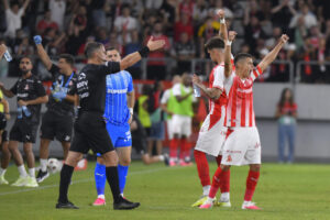 Situație bizară la Dinamo  Craiova: Istvan Kovacs a decis un ofsaid la monitor după ce sistemul VAR nu a putut trasa liniile