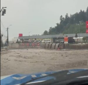 Stațiunea Bușteni, înghițită de ape: Circulația pe DN1 este îngreunată. Mai multe persoane, suprinse în mașini