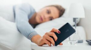 Stai ore întregi pe telefon? Text neck și alte 5 efecte secundare după scroll excesiv