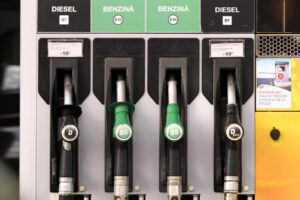 SURSE  Guvernul pregătește o nouă intervenție pe piața carburanților: acciză dinamică în locul reducerii TVA, pe fondul riscurilor de aprovizionare cu motorină