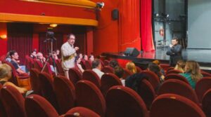 Teatrul Tineretului din Piatra-Neamț este producătorul celei de-a treia ediții a Taberei Pre-HOP — un atelier intensiv de formare a tinerilor actori profesioniști