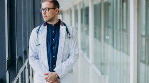 Toți rezidenții din România vor da același examen pentru titlul de medic specialist