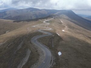 Trafic blocat pe Transalpina din cauza aluviunilor ajunse pe șosea