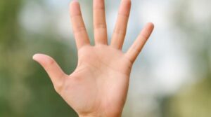 Trendul „Pinky Time” pe TikTok: Ce spun neurologii despre exercițiul viral pentru creier