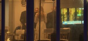 Trump n-a ratat ocazia să-l salute pe  Trump. Președintele american, surprins făcând cu mâna propriei imagini