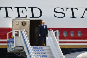 Trump nu a folosit noul avion Air Force One pentru a părăsi Turcia