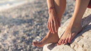 Umflarea picioarelor, în sezonul cald: când reprezintă un semnal de alarmă