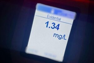 Un șofer băut și fără permis a provocat un accident în urma căruia doi adolescenți au ajuns la spital