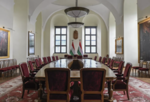 Ungaria: scandalul Magyar  Orban ajunge la faza pe covoare. Franjuri rupti și „o pată”, descoperite la bunurile istorice din Karmelita