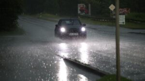 UPDATE Avertizare meteo imediată de vreme severă! Cod ROȘU de furtună și ploi torențiale. Iată lista localităților afectate
