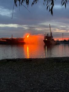 UPDATE. Petrolier în flăcări în Marea Neagră, în apropiere de Sfântu Gheorghe