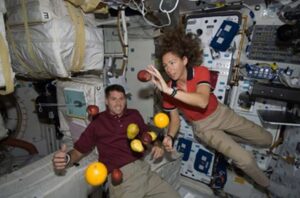 VIDEO  De ce nu poți bea apă dintr-un pahar în spațiu și ce se întâmplă dacă un astronaut plânge / Adrian Șonka: „Rămâi cu două bule mari la ochi”