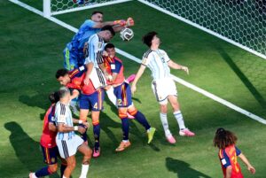 VIDEO: Lecția de fair play  Gestul portarului spaniol Unai Simon după finala dintre Spania și Argentina