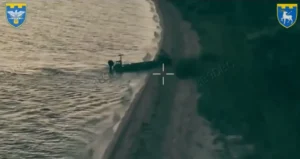 VIDEO  Premieră mondială pe frontul din Ucraina: Un robot cu mitralieră a fost transportat de o dronă navală într-o zonă controlată de Rusia