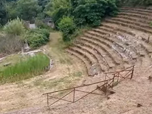 VIDEO  Un bărbat din Italia a construit un „teatru antic” fals și a cerut până la 40 de euro pentru a fi vizitat / Era prezentat ca un sit arheologic vechi de mii de ani