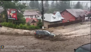 VIDEO  Viitură puternică lovește Bușteniul. Centrul stațiunii, inundat / Un autoturism încearcă să străbată torentul / Circulația pe DN1 este îngreunată, potrivit IPJ Prahova