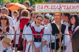 Ziua celor o mie de fete secuience  tradiţia transmisă în Harghita din generaţie în generaţie / ”A pornit în 1931 şi eu mă mir cum de ţine şi astăzi”